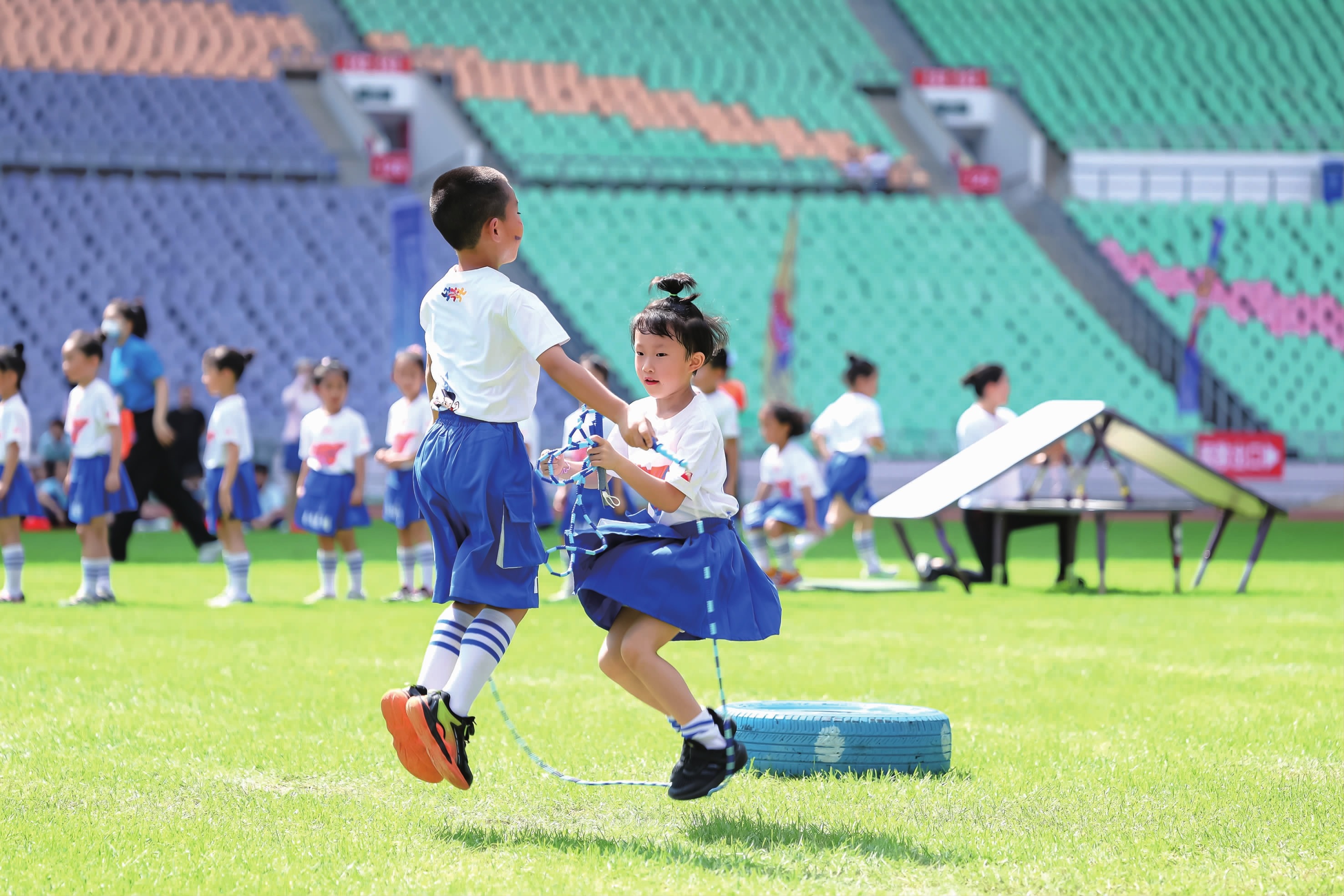 2015年10月：美联分区赛：何塞·包蒂斯塔击出历史性的“甩棒”本垒打助蓝鸟逆转游骑兵。